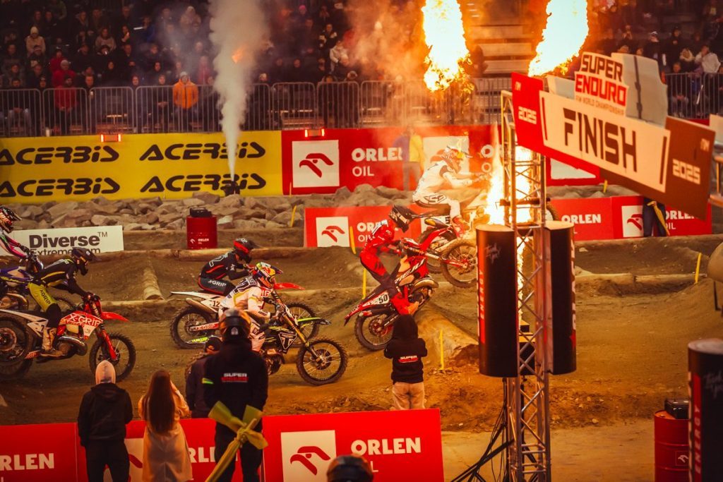 Spalinowe kontra elektryczne – historyczne starcie na SuperEnduro