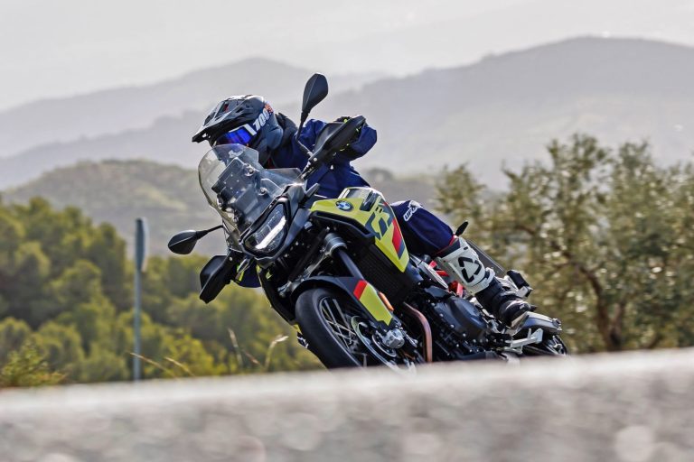 BMW F 900 GS. Wyjść z cienia