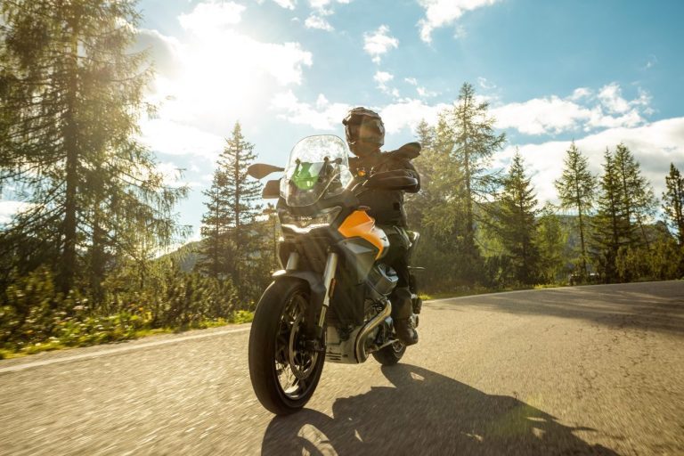 Zakup motocykla używanego: Na co zwrócić uwagę i jak bezpiecznie podpisać umowę?
