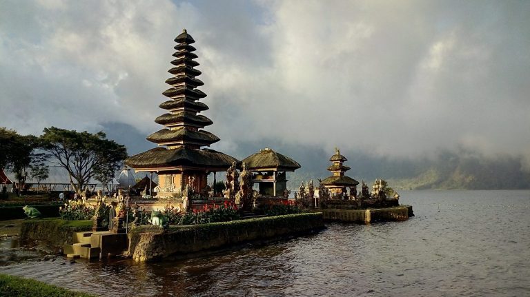 Bali i Lombok na skuterze. Dwa światy