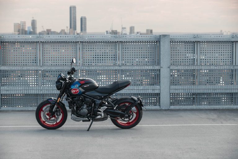 Triumph Trident 660 Triple Tribute Edition 2025. Inspirowany wyścigami