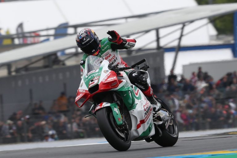 MotoGP: Deszcz, upadki, zmiany motocykli i sensacja – Johann Zarco wygrywa we Francji!