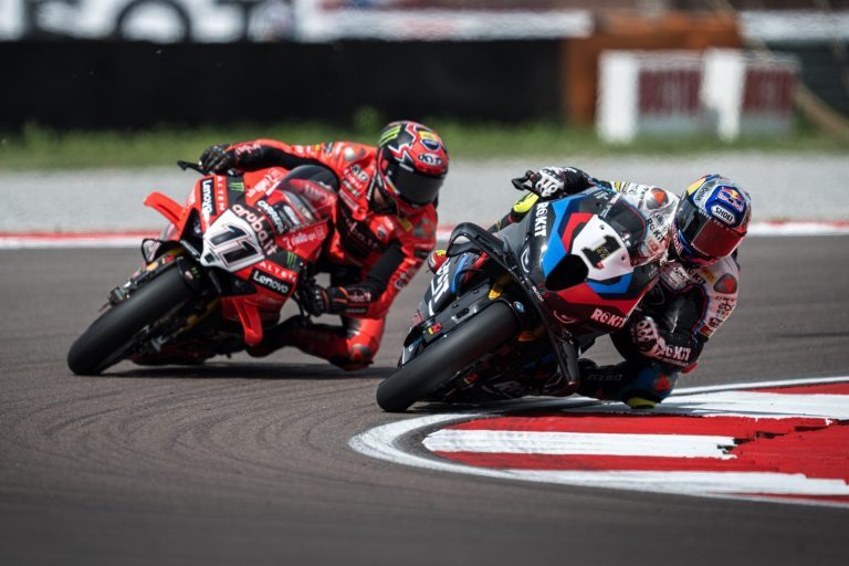 WSBK: Bulega vs. Razgatlioglu – 0,027 sek różnicy na finiszu w Moście!